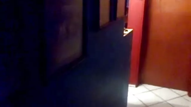 魅力的な女の子が彼のゃのお尻