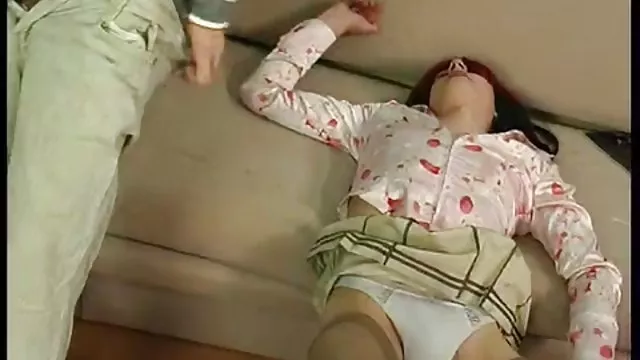 かわいいアジアの女子の間に口の中に脂肪ディック