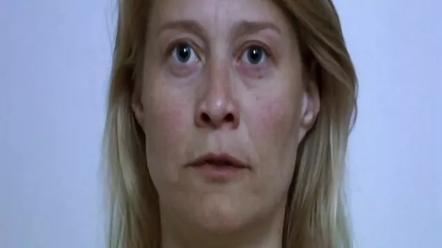 少女が裸のビーチに面裸