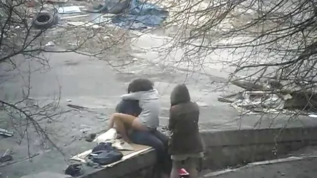 若いロシア語-日本語にしたお尻の彼女の持続彼氏