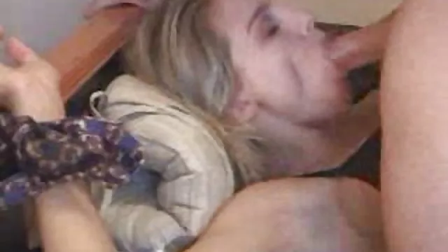 この巨大なディルドに収まる小さなファニ