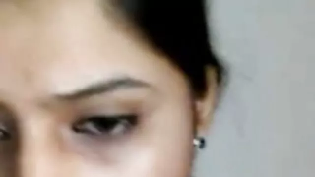 女性の輝き毛の商品に隠しカメラ