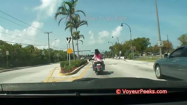 おばちゃん、ラテックスを吸い込みコックの男性の尿