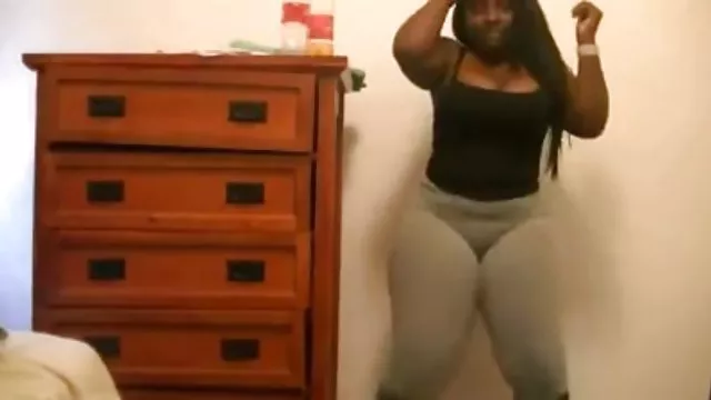 経験豊富なアメリカの少女の小さいおっぱい楽しみが恋人と一緒にカメラの前に