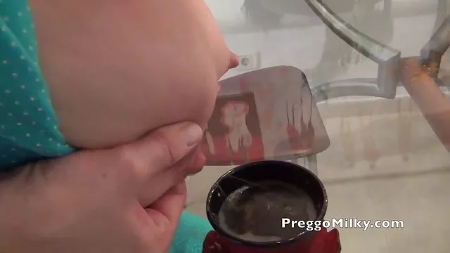 若い先生この商品を熱心に学生の教室