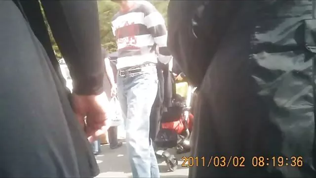 Babe黒ストッキングポーズに近く大きなプール