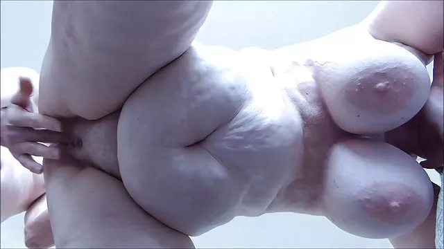 おっぱいを大幅にガラスの吸い込みの学生のコックとFucks教室