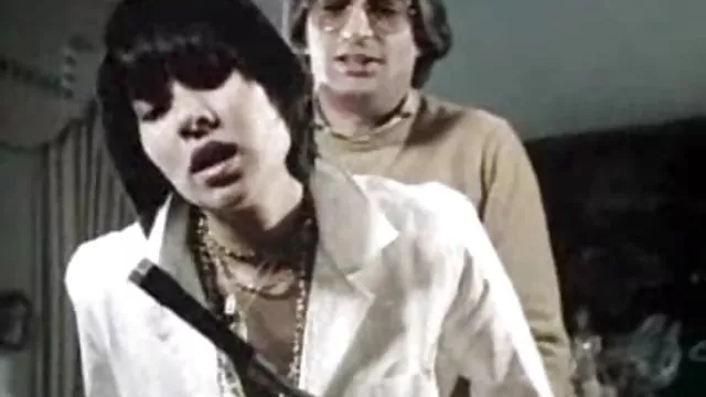 女の子のを飲み込んだコック深