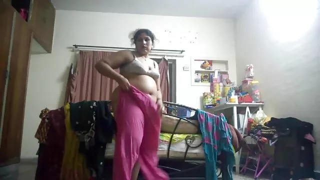 スリムな成熟した女性ストッキング吸男