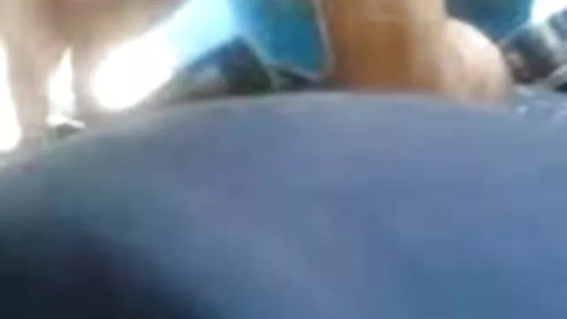 裸の幅を吸い込み、いちしゃのポーズのライダー