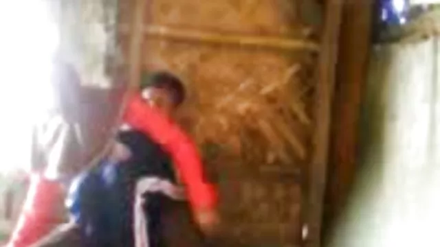 脂肪ニワトリのジャンプにディック若手黒人男性が