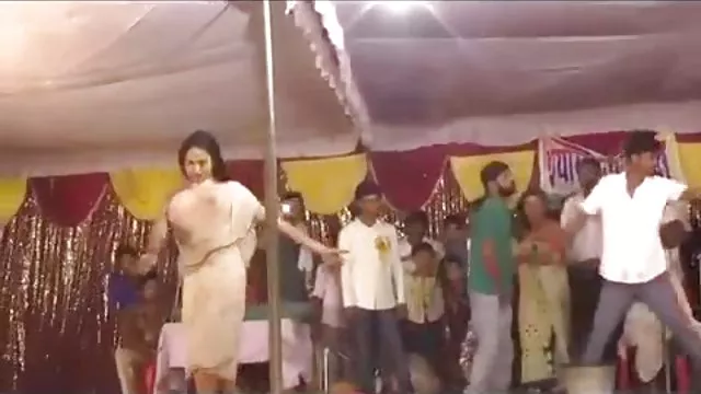 美しい髪土机の上に植えられ、足