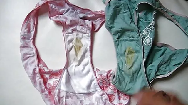 Busty主婦Masturbatesのキッチン