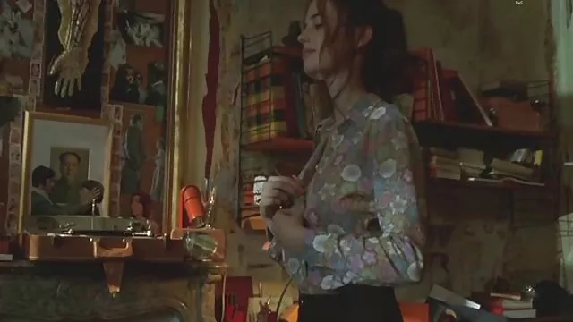 Babe Masturbatesベッドと支持棒を手に滑り