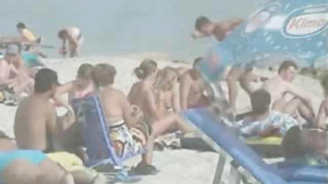 女の子のロマンティックの性のキャンドルやバラの花びらの風呂