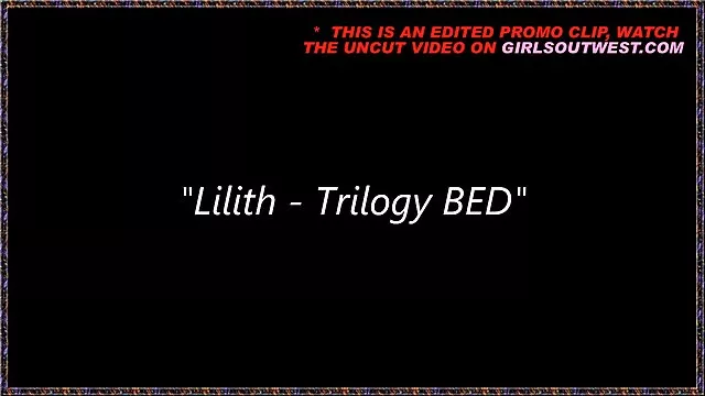 白人男性がカメラ男女と黒猫