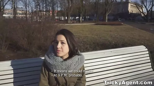 父Fucks自分にちょっと娘の学校スカートと白のストッキング