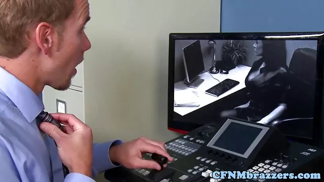 ロシアの若いカップルを試していた多くの興味深いポージング