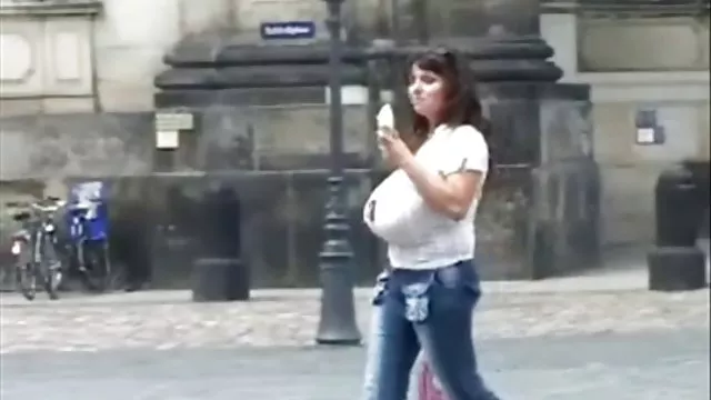 美しい女の子とマスクの目のような深いBlowjob