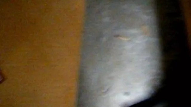 黒人女性peedの鍋の後は、手仕事の商品指