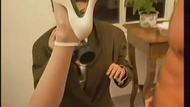 18歳のロシアのヴァージンガMasturbatesベッド