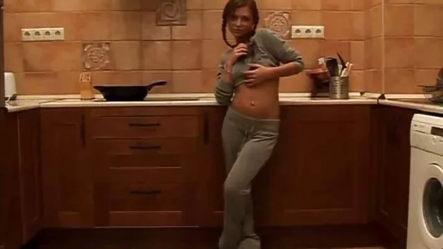 女子ラテックスを示して彼女の魅力