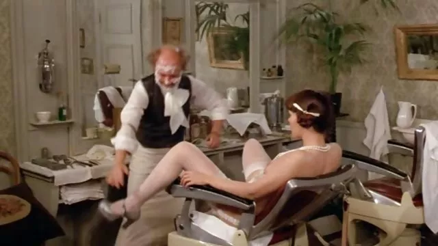 エロStripteaseから金髪pissing