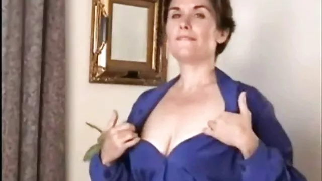 チェコンがtvを通した彼氏のお尻を初めて