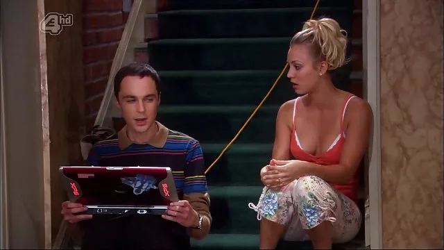 成熟した女性に魅了される若手bootblack暖炉