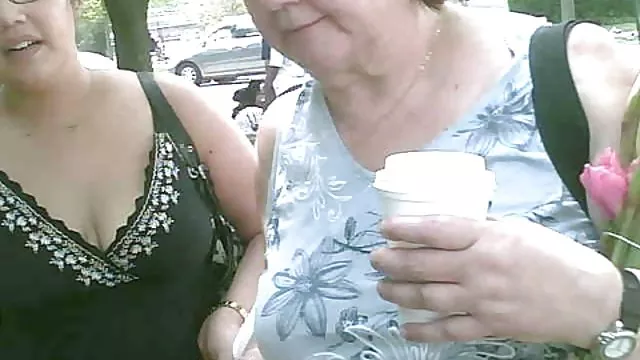 会話の中で、頭部は抑制され、強制的に積の下