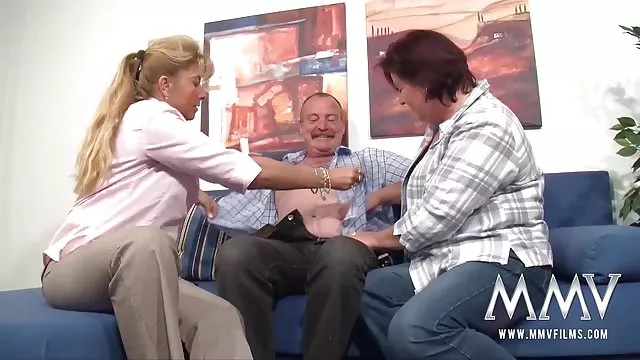 楽しいちょっぴりセクシーなポージングとundresses、豊おっぱいとの商品