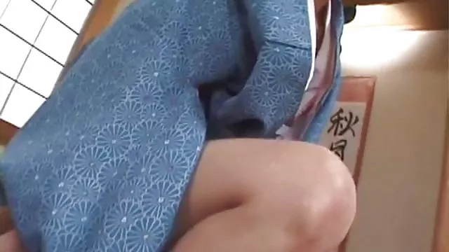 女の子の写真家に満足する人の姿の友人