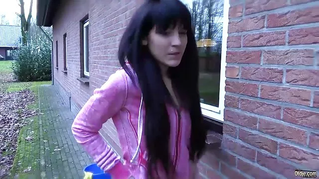 カップルに退任したのは、森の中でも女の子を吸弄