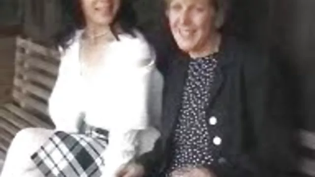 甘いドイツの女の子jerksオフディック彼を用いたゴム手袋