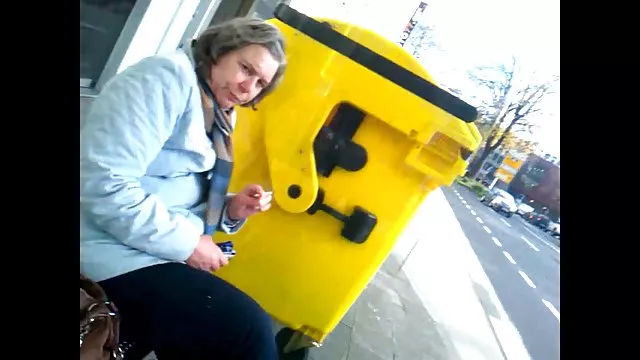 群衆から日本人がスーツを掴む大きなおっぱいBabes