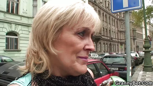 遊び心を大幅に美しいおっぱいFucks、父親と階段