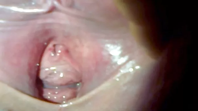 裸のファッションモデルにポージングのビーチに面