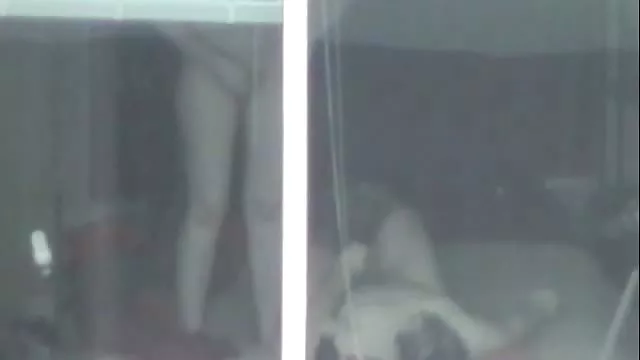 ロシアの女性の添い寝はベッドが恋人と一緒に後性