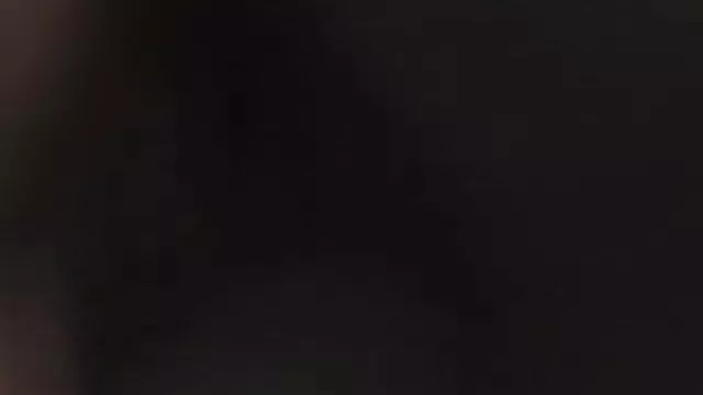 恐竜好きのスパイアの女の子はベッド