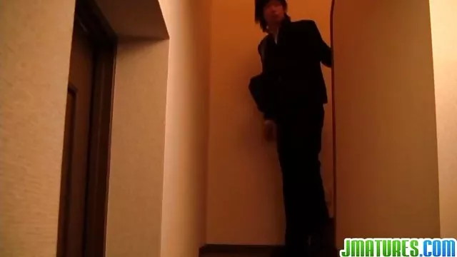 成熟した雛Masha shaves彼女の滑りの浴室