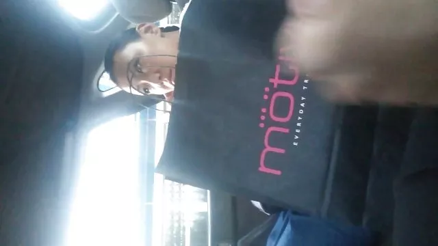 喫煙楽しい少女と大きなニップル