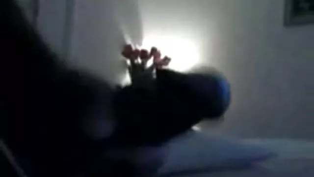 ガ遠しい少女は、アナルとMasturbates彼女のClit