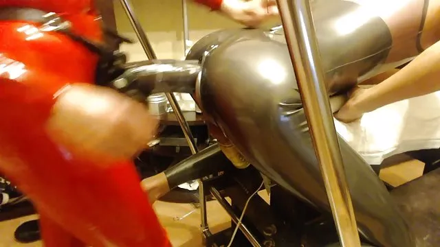 軍ゲイ男ぬ、そして情熱的にjerks offコック、椅子