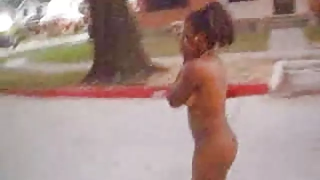 美しいbabe Masturbatesの前にプールを巧みに