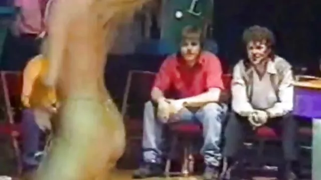 ドイツ人女性と美しいボディ弄がんのバー