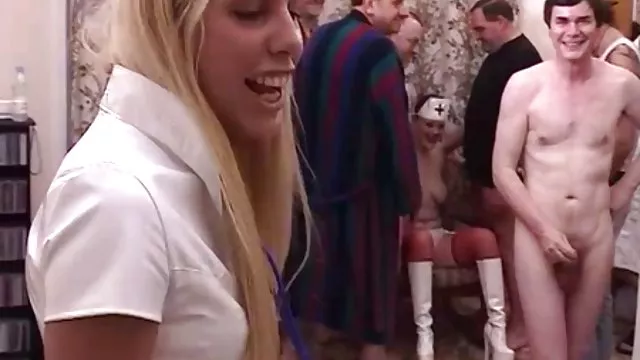 幅夫日光浴をしながら裸のビーチに面