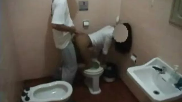 筋肉の競技者がたくhandjob気に入りの甥