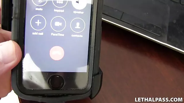 角の少女を示して男性と滑り期間中の朝食