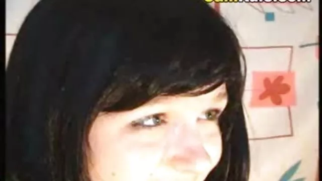 魅力的な学生を入れてビッグディルドでのお尻