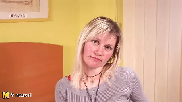 成熟した女性なBlowjob若い愛人と土の商品につ彼のコック